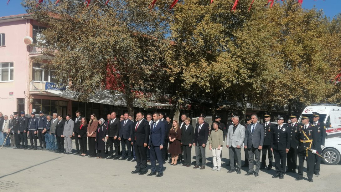 PAZARLAR'DA   CUMHURİYET BAYRAMI COŞKUSU   ÇELENK SUNMA TÖRENİ İLE BAŞLADI