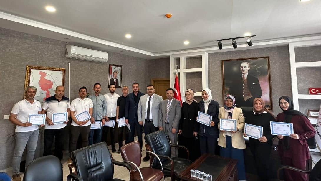 Pazarlar İlkokulu İdareci ve Öğretmenlerine Başarı Belgeleri Takdim Edildi